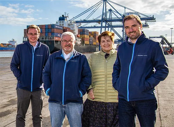 Seaway Logistics komanda uoste prie konteinerių laivo